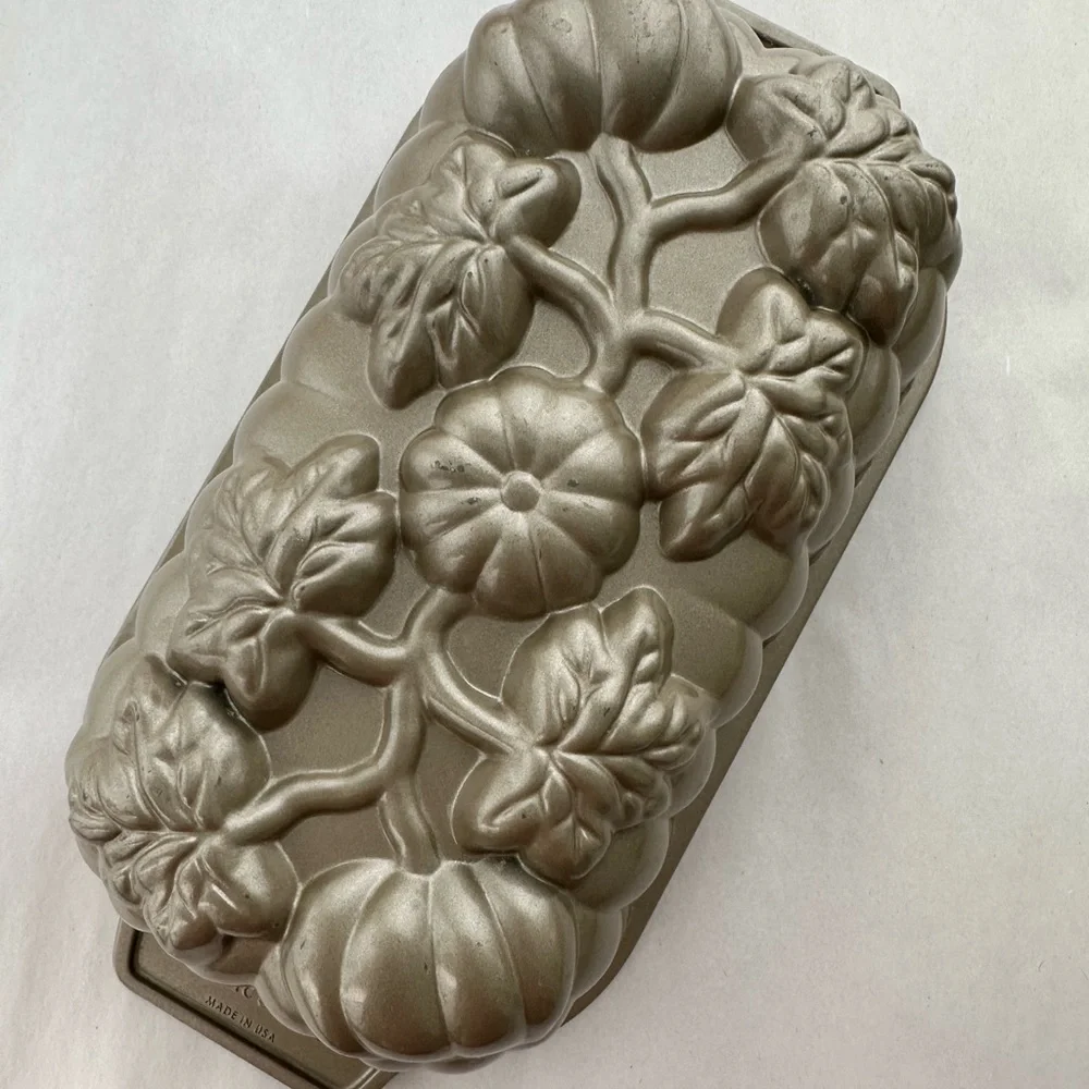 NORDIC WARE PUMPKIN LOAF PAN  Cast‎ Aluminum Made in USA Collectible